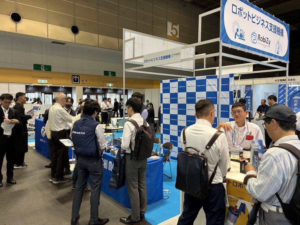 ブースで説明を聞く来場者