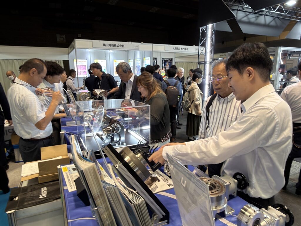 製品を前に説明を聞く来場者