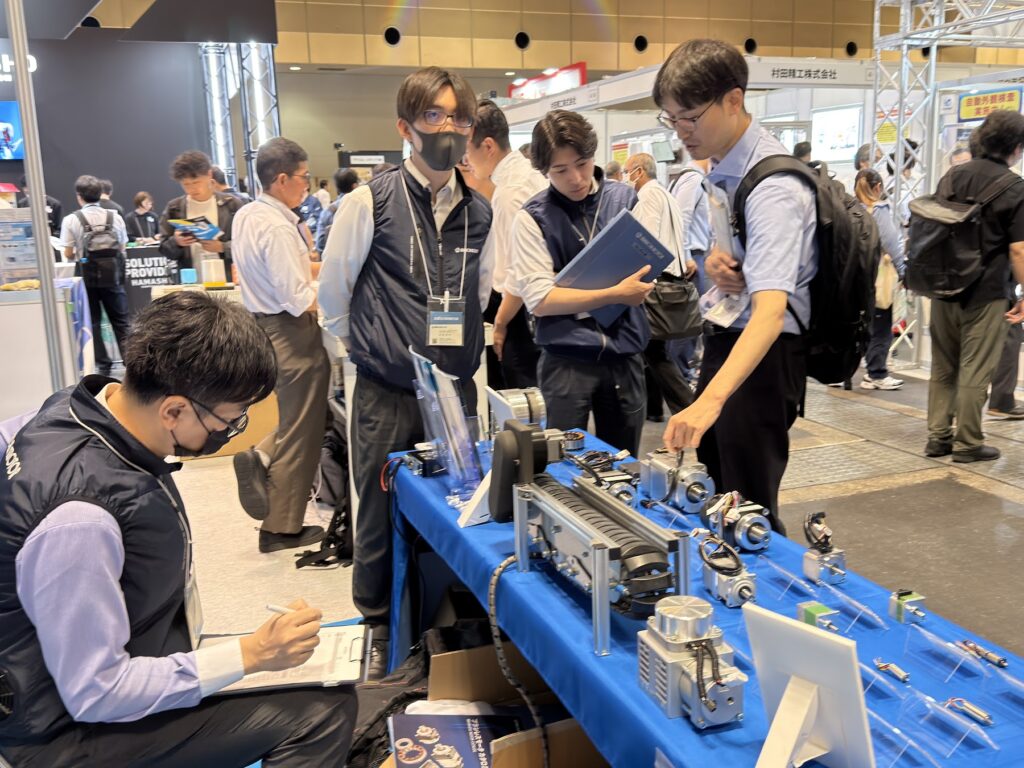 展示物を手に取って確認する来場者
