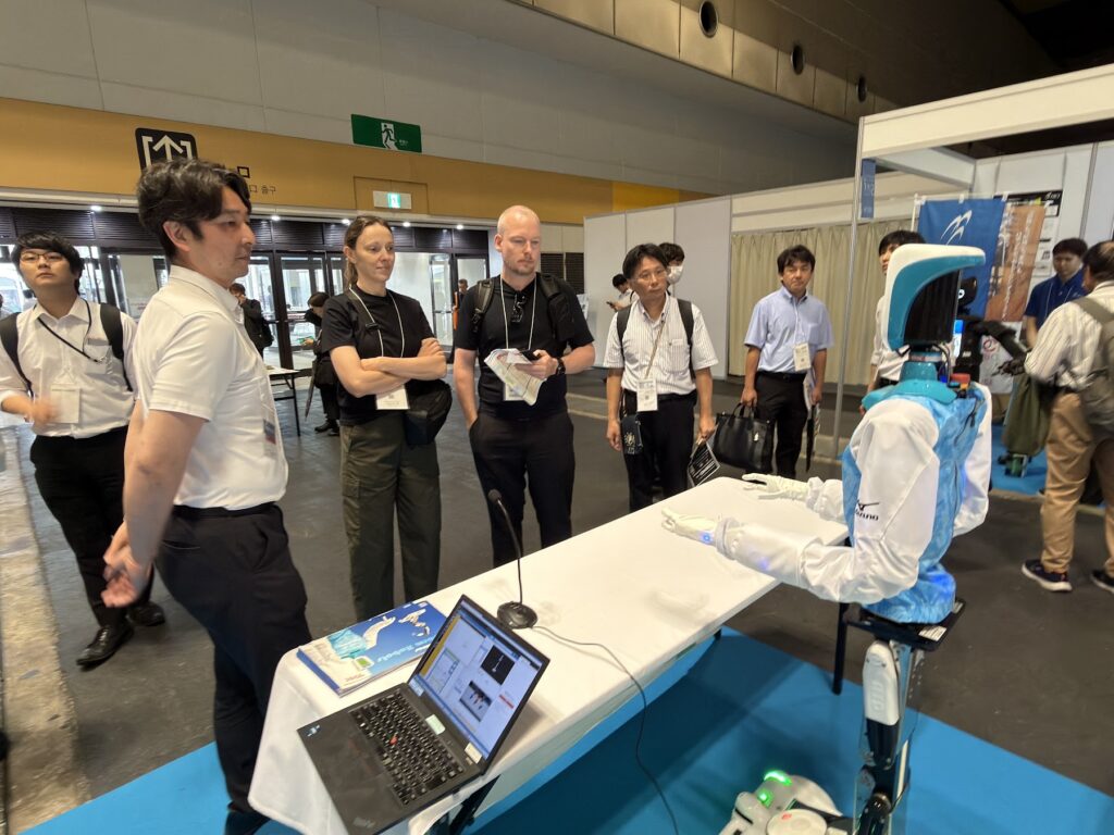 展示されたロボットと来場者