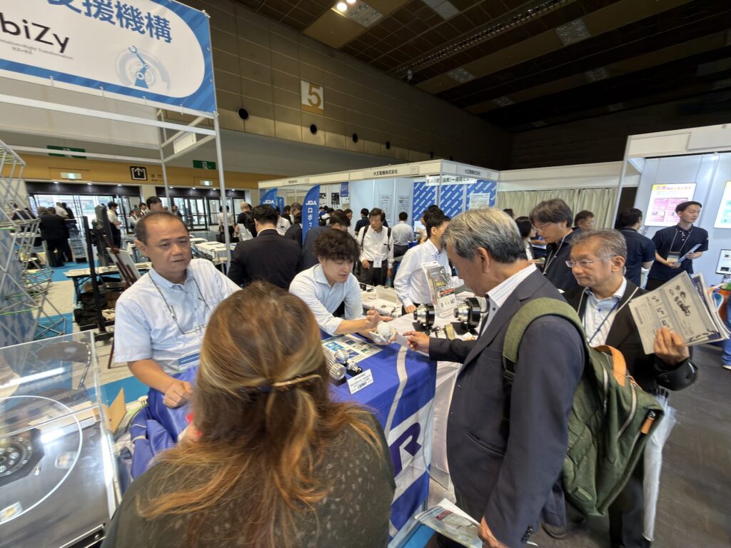 関西ロボットワールド2026のRobiZy共同ブースに集まる多くの来場者