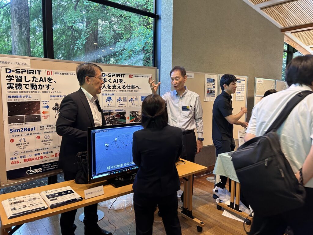 出展ブースで交流する参加者の皆さま