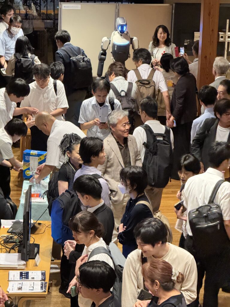 懇親会で交流する参加者の皆さま