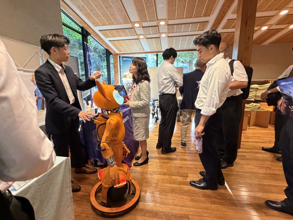ヒューマノイドロボットを囲む来場者の皆さま